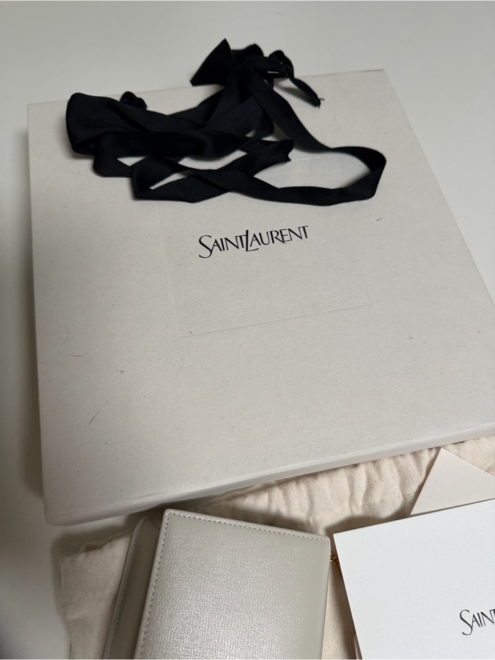 Yves Saint Laurent White Leather Chain bag/ phone holder with Gold YSL Logo - Picture 11 of 16